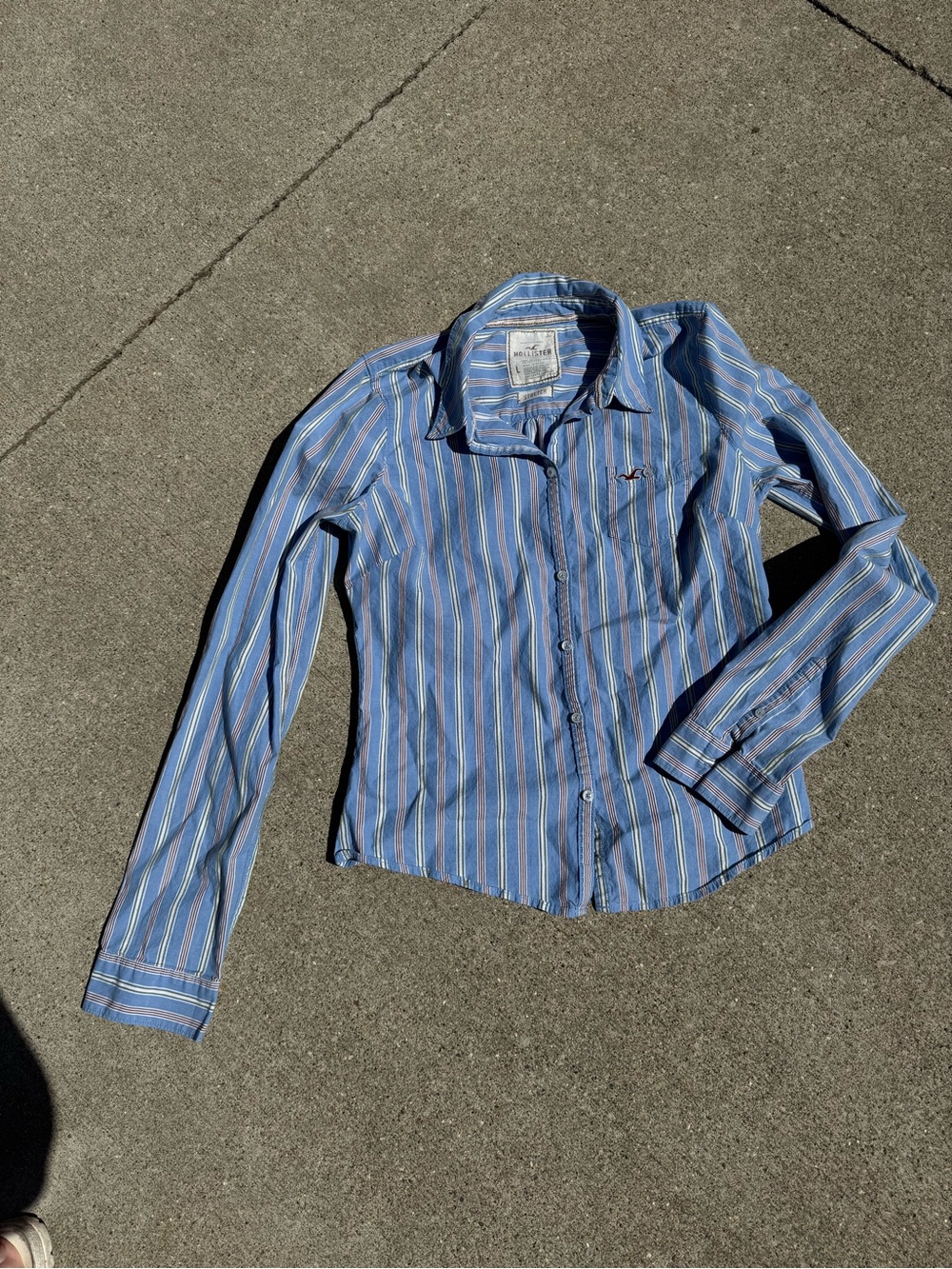 Hollister Men's Blue and White Striped Button-Down Shirt